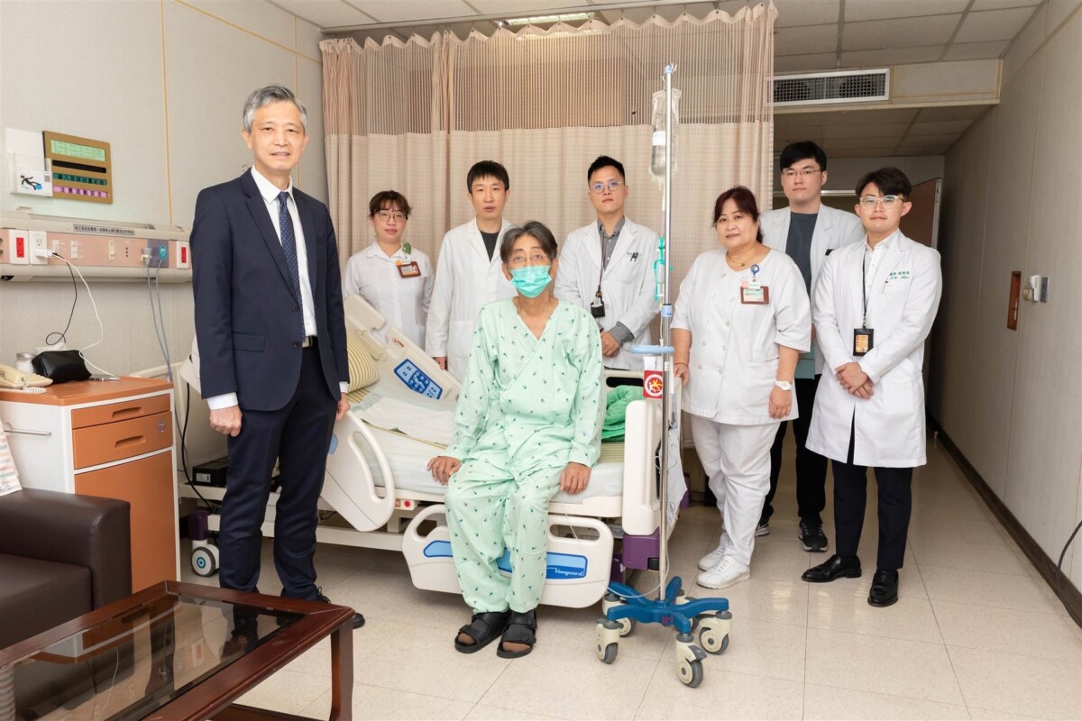 ▲圖說:左1:王植熙院長左3:一般外科 李韋鋒主任右1:一般外科 侯登原醫師。( 記者李堂安翻攝)
