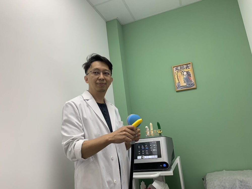 林佳達醫師累積15年的行醫經驗，開立泌琪林泌尿科診所，希望讓患者醫療與照顧，都能符合他的理想。（圖/記者陳惲朋攝）
