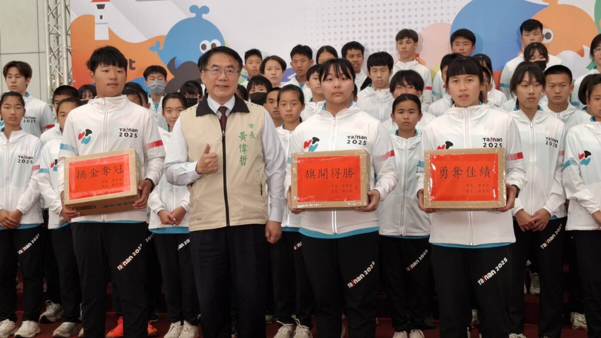 ▲市長黃偉哲贈送營養品給台南市代表隊選手們。（圖／記者陳彥霖攝2025.04.10）