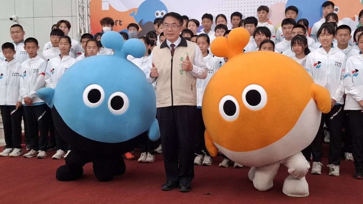 ▲114全中運的吉祥物大員及甜甜也一起上台接受市長的勉勵。（圖／記者陳彥霖攝2025.04.10）