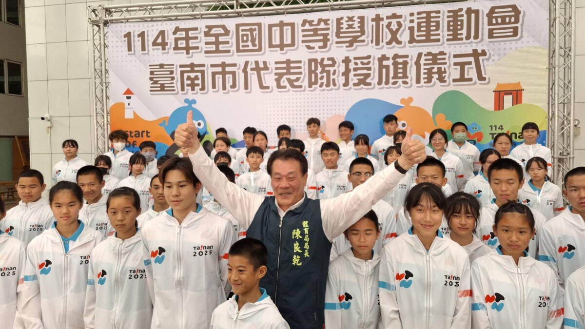 ▲體育局陳良乾局長比出勝利手勢，為選手來加油打氣。（圖／記者陳彥霖攝2025.04.10）