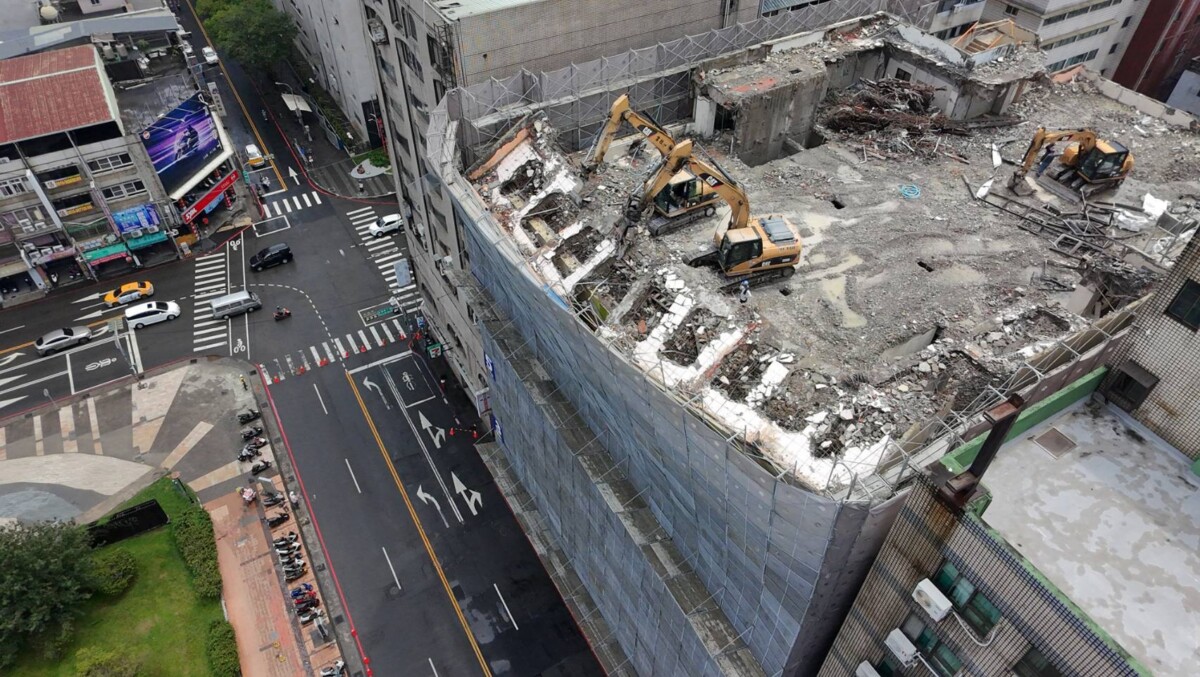 ▲中區公園路建案施工架傾斜無人傷亡,都發局勒令停工、依規裁罰。(圖/中市府提供)