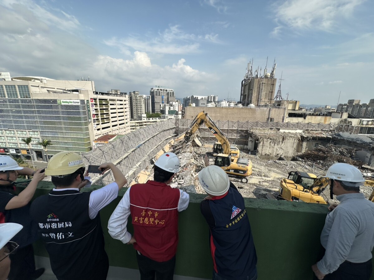 ▲中區公園路建案施工架傾斜無人傷亡，都發局勒令停工、依規裁罰。(圖/中市府提供)