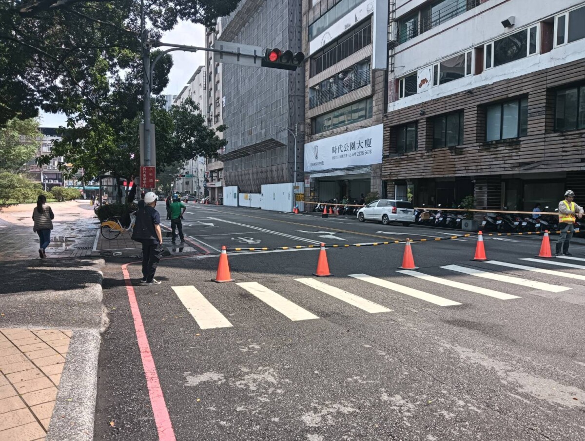 ▲中區公園路建案施工架傾斜，為確保周圍道路人車安全，已立即封鎖該路段。(圖/中市府提供)