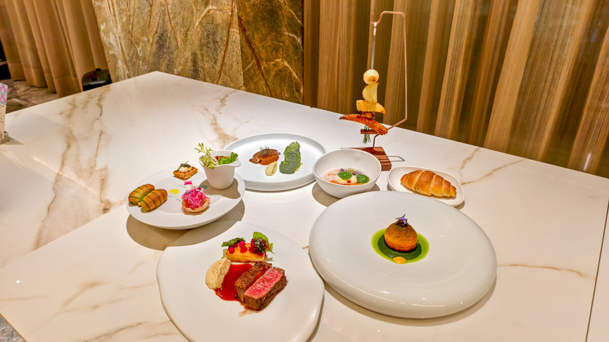 ▲名廚江振誠表示：「Fine Dining包含的不僅僅只是飲食，同時還要顧及空間、器皿、美感甚至是音樂與氣味，這是個需要五感打開，如同策展般繁複的全方位工作。」（圖/記者黃淑貞攝）