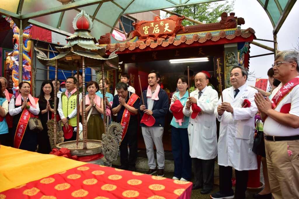 ▲共同率領醫院同仁虔誠迎請天上聖母媽祖登轎起駕，展現醫療團隊對媽祖的崇敬之心。（秀傳醫院提供）