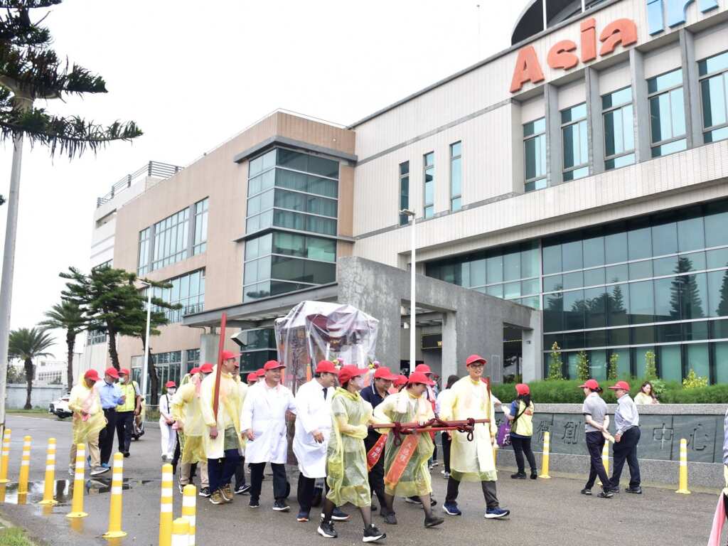 ▲彰濱天后宮媽祖神轎於院區各大樓遶境祈福。（秀傳醫院提供）