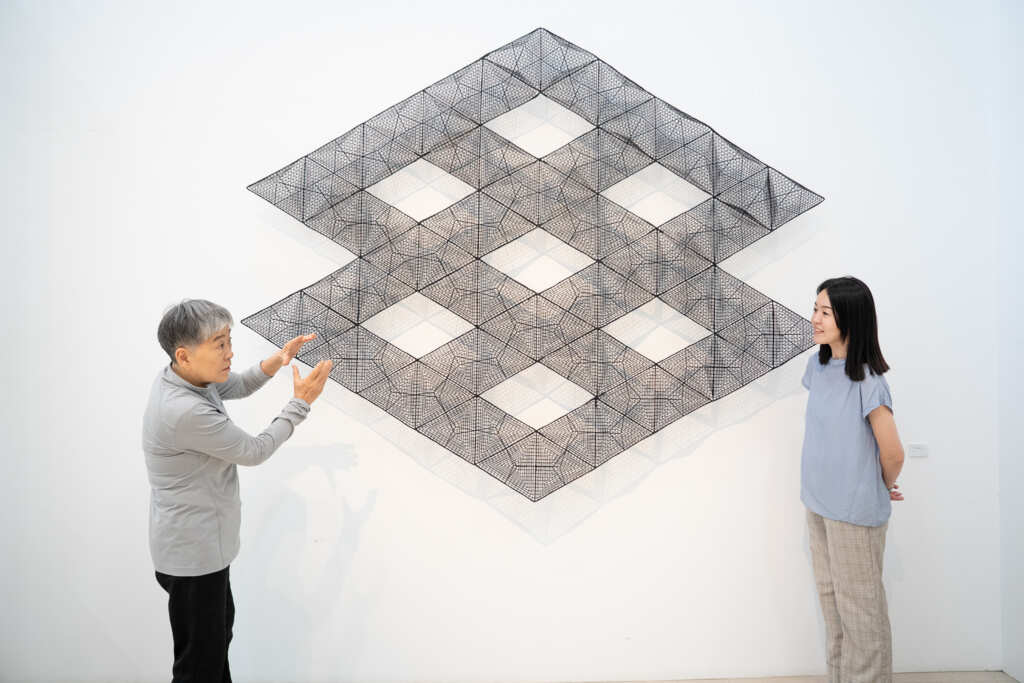 耗時數月完成、深具挑戰的《菱形系列》作品，中間簍空處需精準計量測鋼線的承重