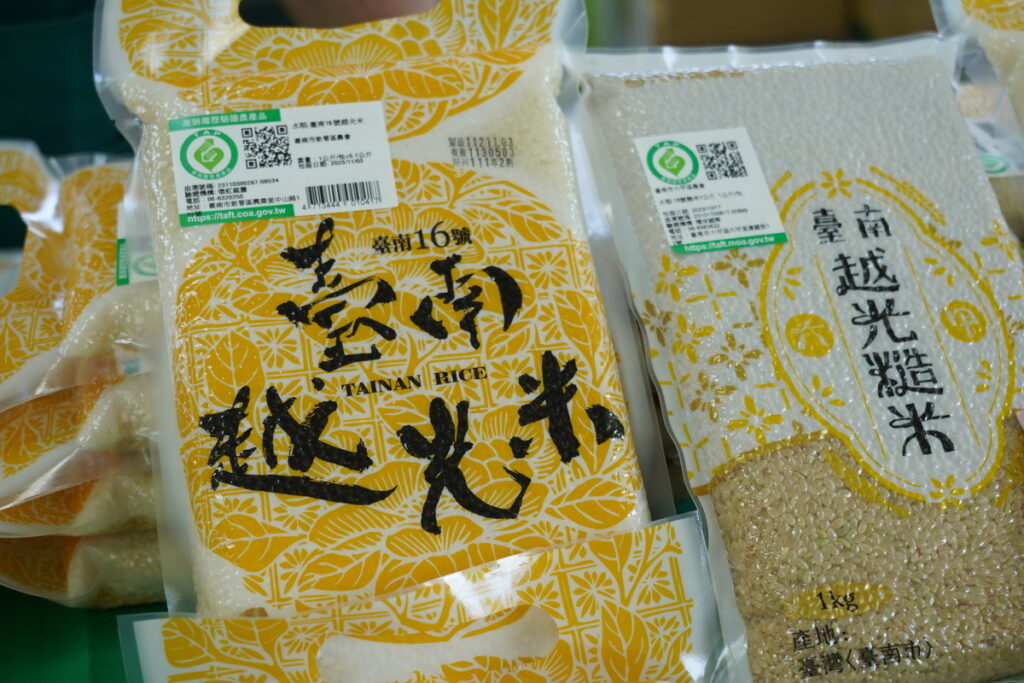 臺南著名的越月米口感Q彈香軟,本週來到花博農民市集就可買到