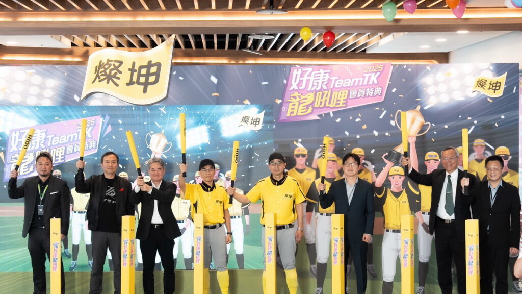 燦坤4月10日舉辦 『TEAM TK好康龍吼哩』會員特典記者會,出席貴賓左一Acer 劉祖亦總監 左二ASUS廖逸翔總經理 左三SONY千葉雄三董事長 左四燦坤陳柏蒼採購長 右一台灣松下曾俊愷副總經理 右二台灣日立冷氣蔡清海總經理 右三台灣樂金電器鄭淵寬董事長 右四燦坤李榮森採購長