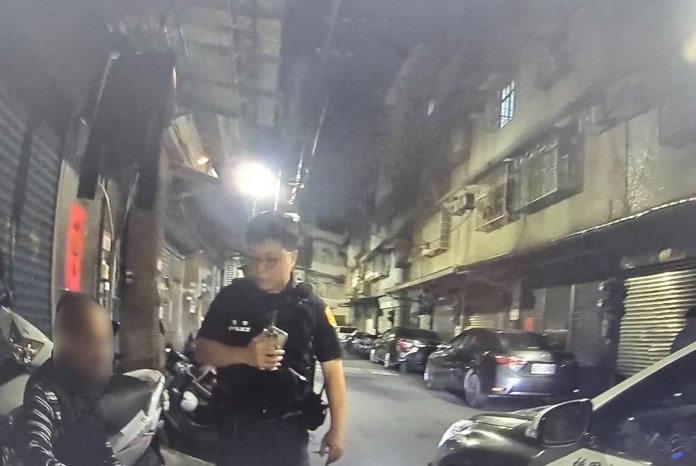 熟面孔?龜山警靠鷹眼立大功 溫馨護送失智翁返家 60 S 80003377