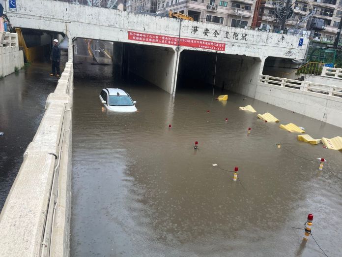 雨彈狂炸桃園!平鎮環南地下道積水封閉 汽車慘泡水拋錨 57 568563 0