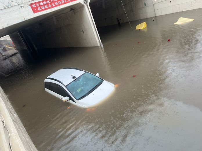 雨彈狂炸桃園!平鎮環南地下道積水封閉 汽車慘泡水拋錨 58 568564 0