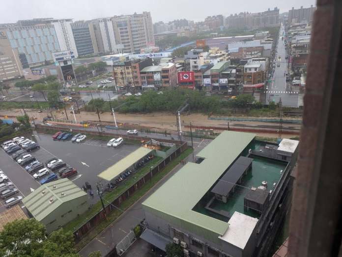 桃園傳積淹水災情 台鐵內壢至富岡站東、西雙線暫時停駛 64 489657627 24405785725678250 7094339748565078260 n