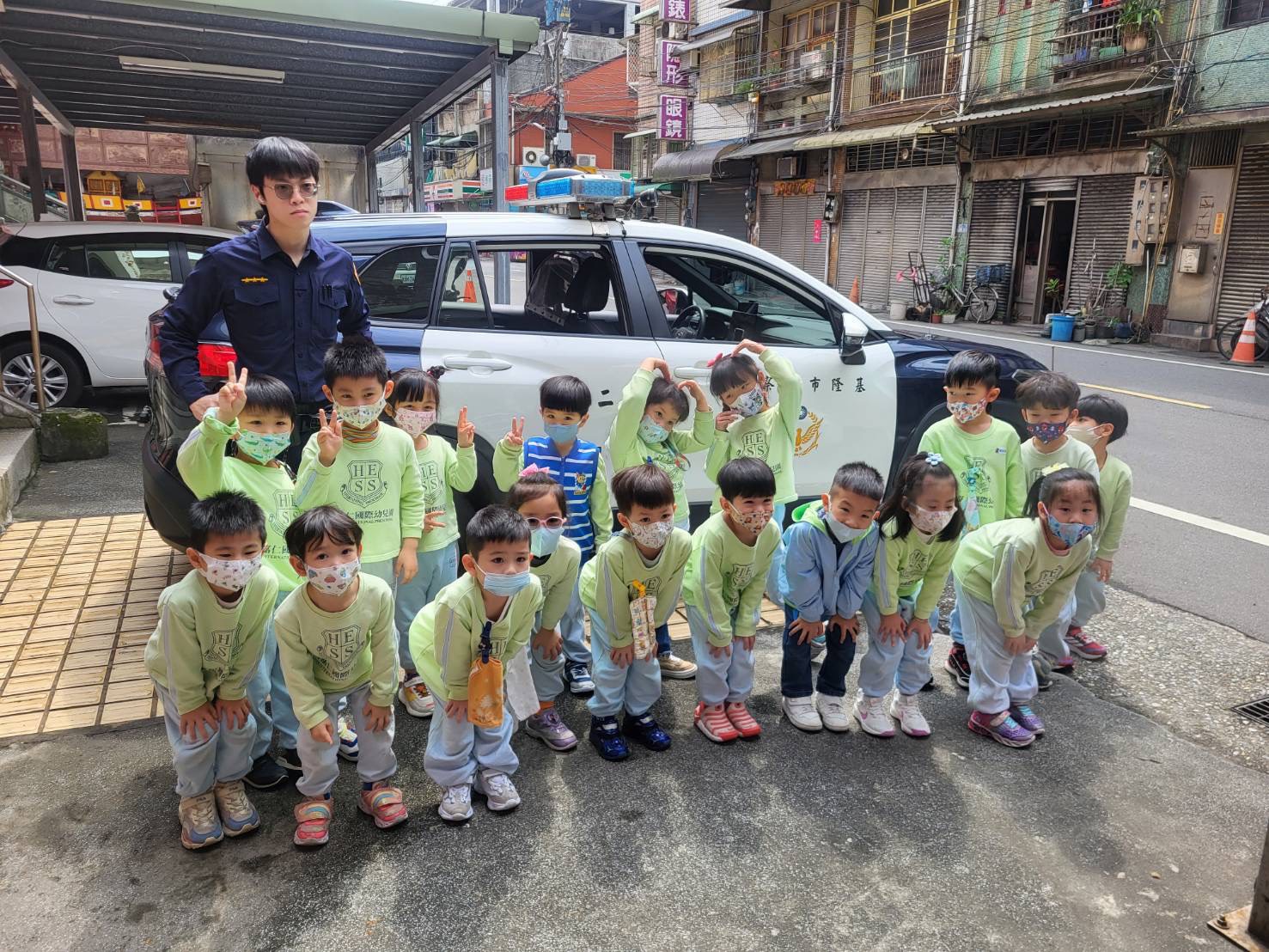 小朋友與警車大合照。(記者薛秀蓮翻攝)