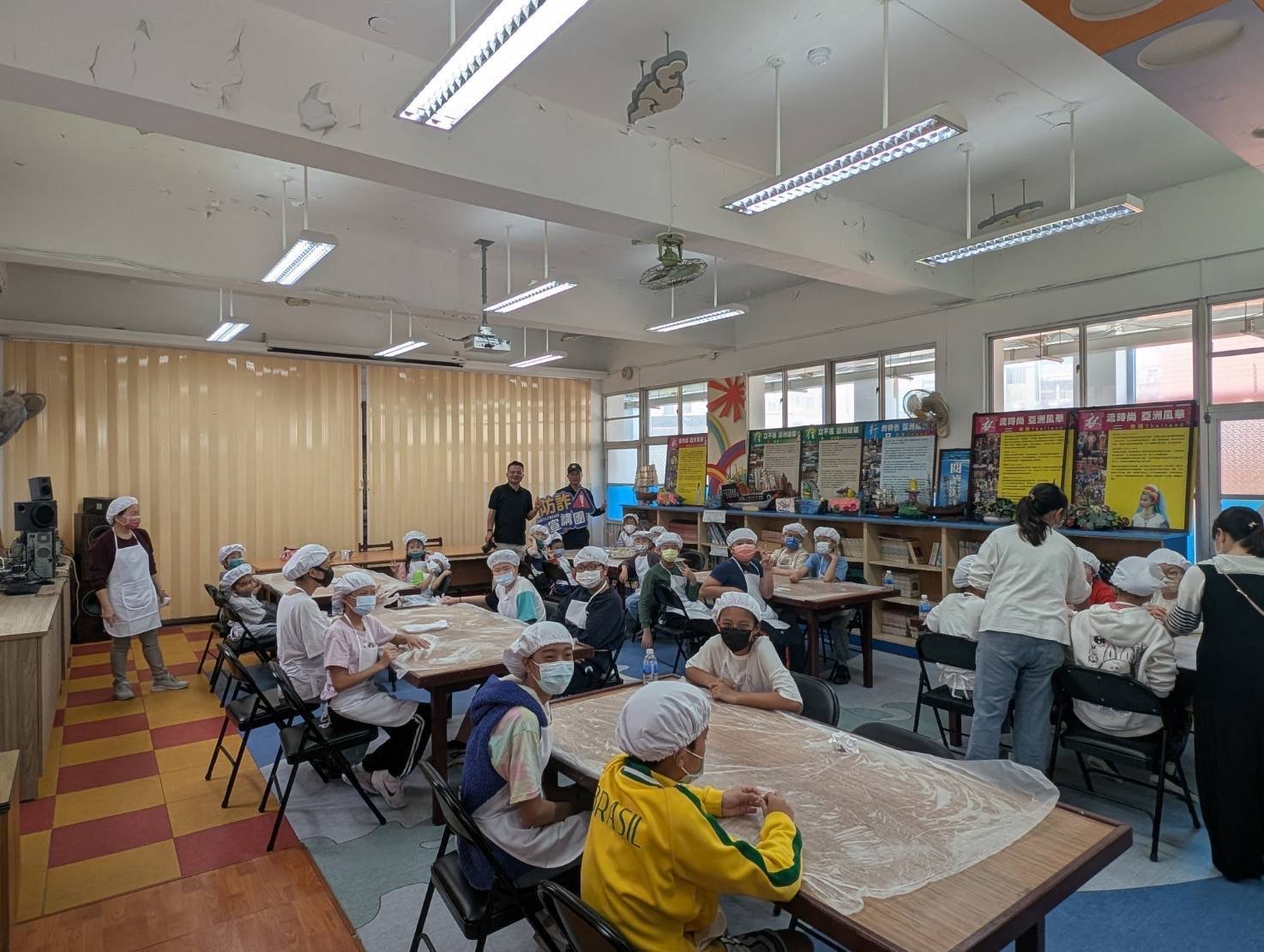 警方於校方園區內向小朋友宣導防範詐欺技巧。(記者薛秀蓮翻攝)