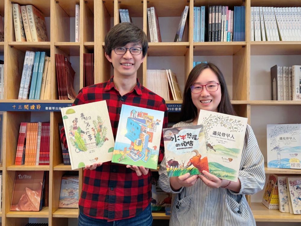 《圖說》十三行博物館響應世界閱讀日,即日起文化商店超過100冊書籍、影音出版品全面優惠。〈十三行提供〉