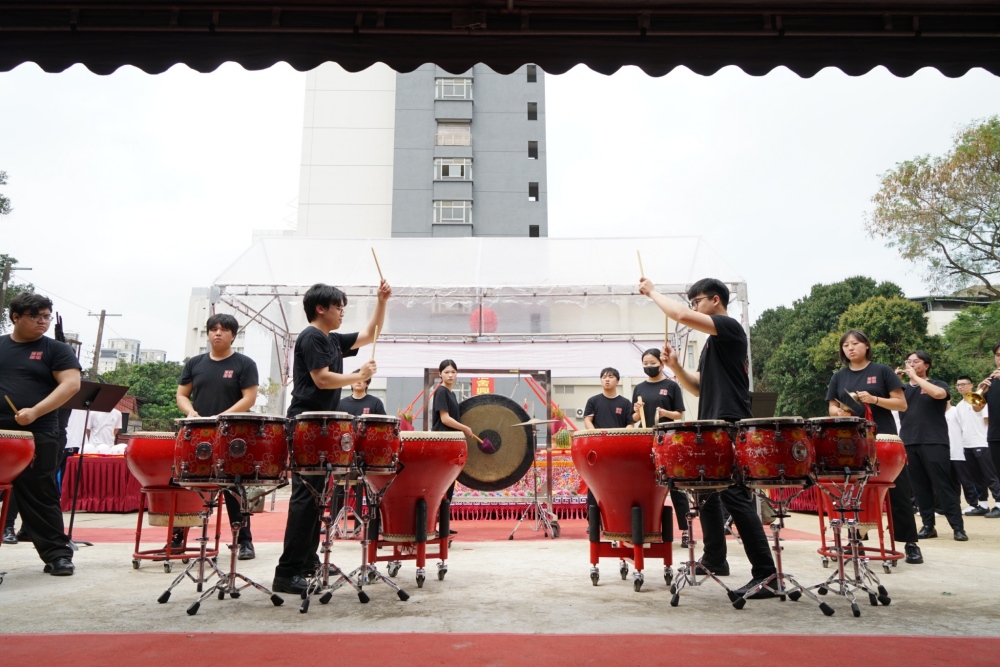 ▲開場演出由國樂系臺藝擊樂團帶來精彩萬分的《龍騰虎躍》。(圖/國立臺灣藝術大學提供)