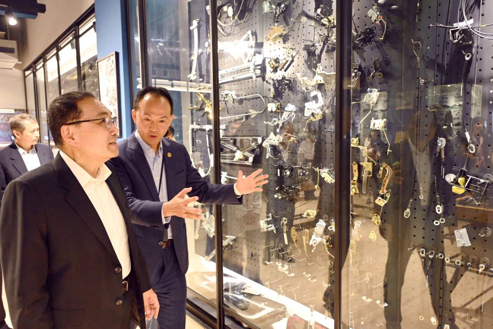《圖說》侯友宜與市府團隊實地走訪傾聽業者心聲，共同面對美國關稅挑戰。〈經發局提供〉
