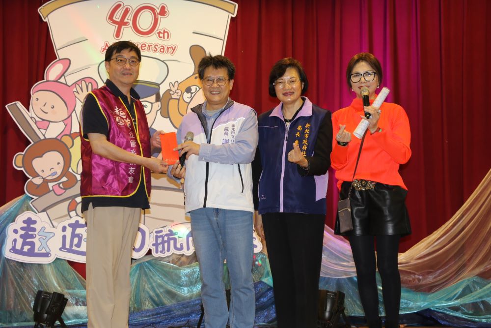 《圖說》台北商業大學企管系黃瑞傑教授(左1)代表捐贈2萬元加菜金,由謝鑫敏院長代收,右1為上官明莉,右2為李美珍局長。〈社會局提供〉