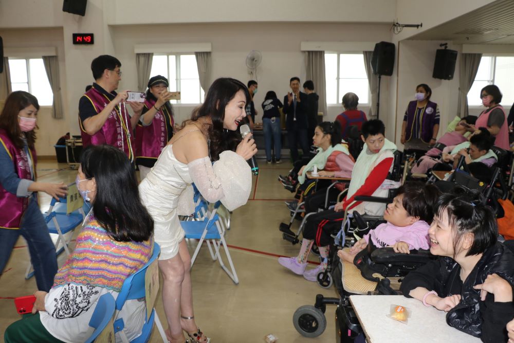 《圖說》璦芸以「望月想愛人」獻給院生。〈社會局提供〉