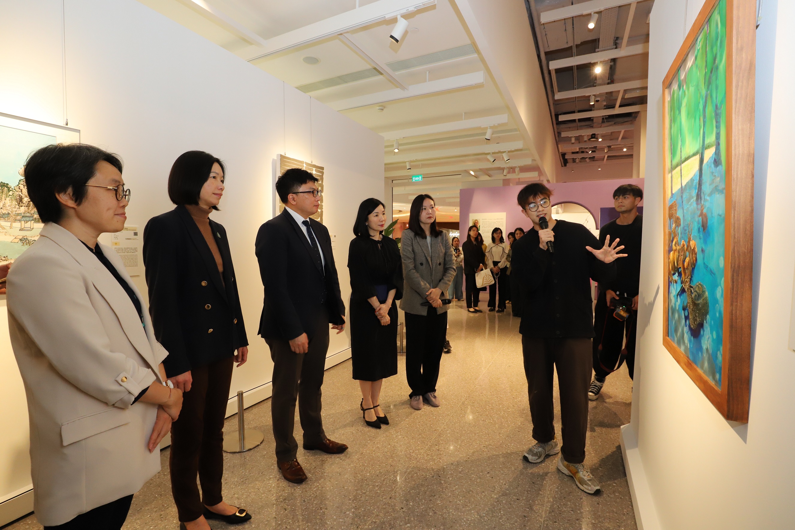 參展藝術家於開幕式上向嘉賓介紹展覽作品的創作概念。（圖片由澳門理工大學提供）