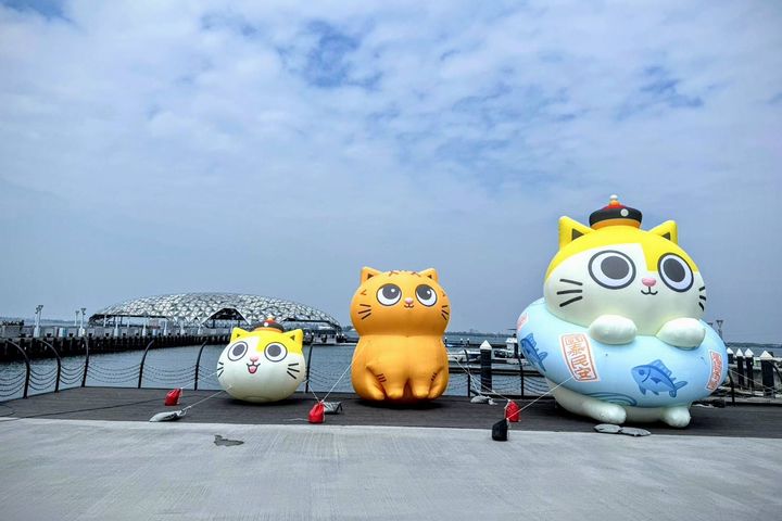 巨型「黃阿瑪」與8隻Q版後宮貓咪裝置,造成一波打卡熱點! 圖:大鵬灣國家風景區管理處/提供