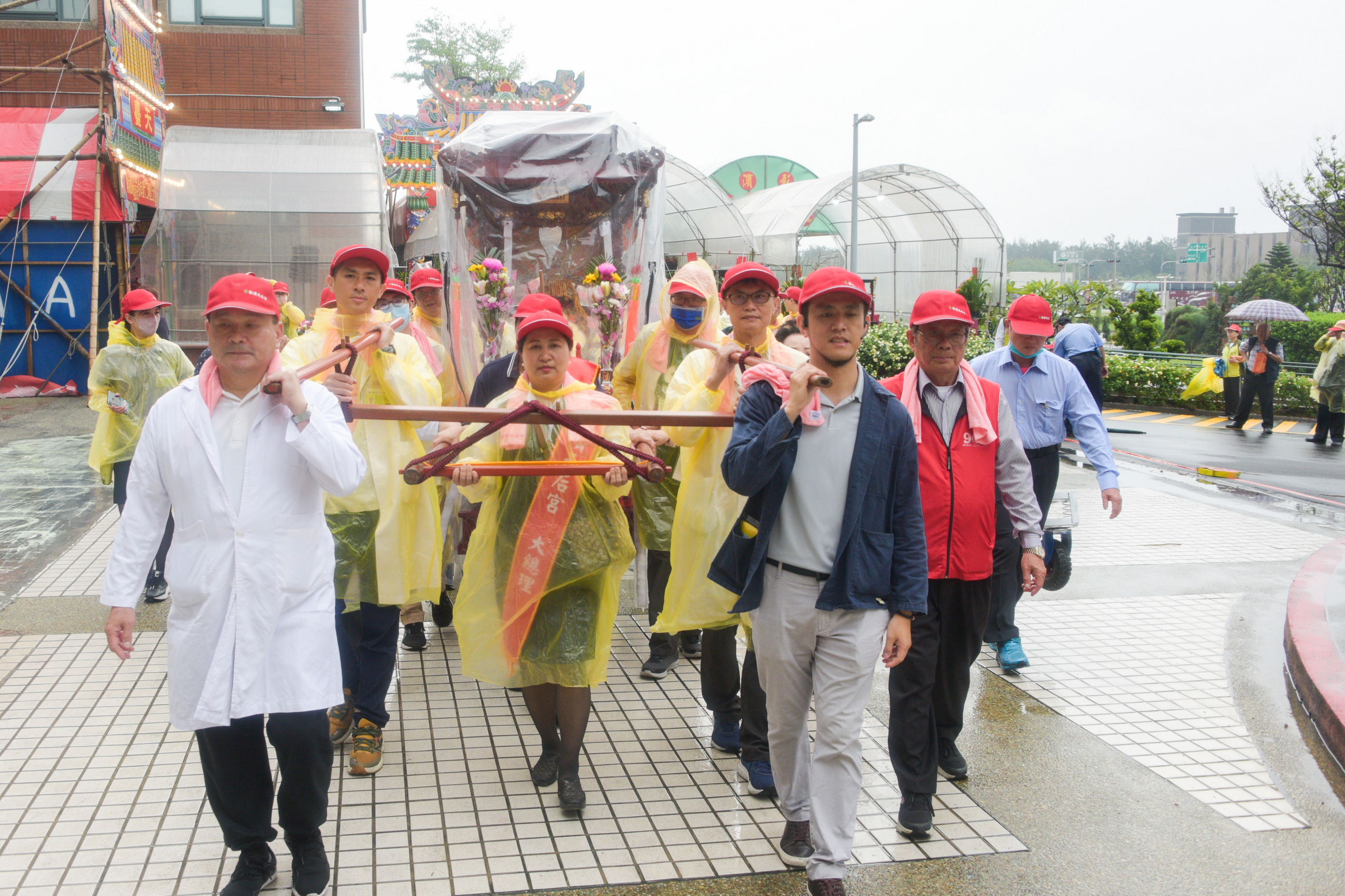 彰濱秀傳醫院舉行媽祖回鑾進香活動　白袍醫師抬轎吸睛