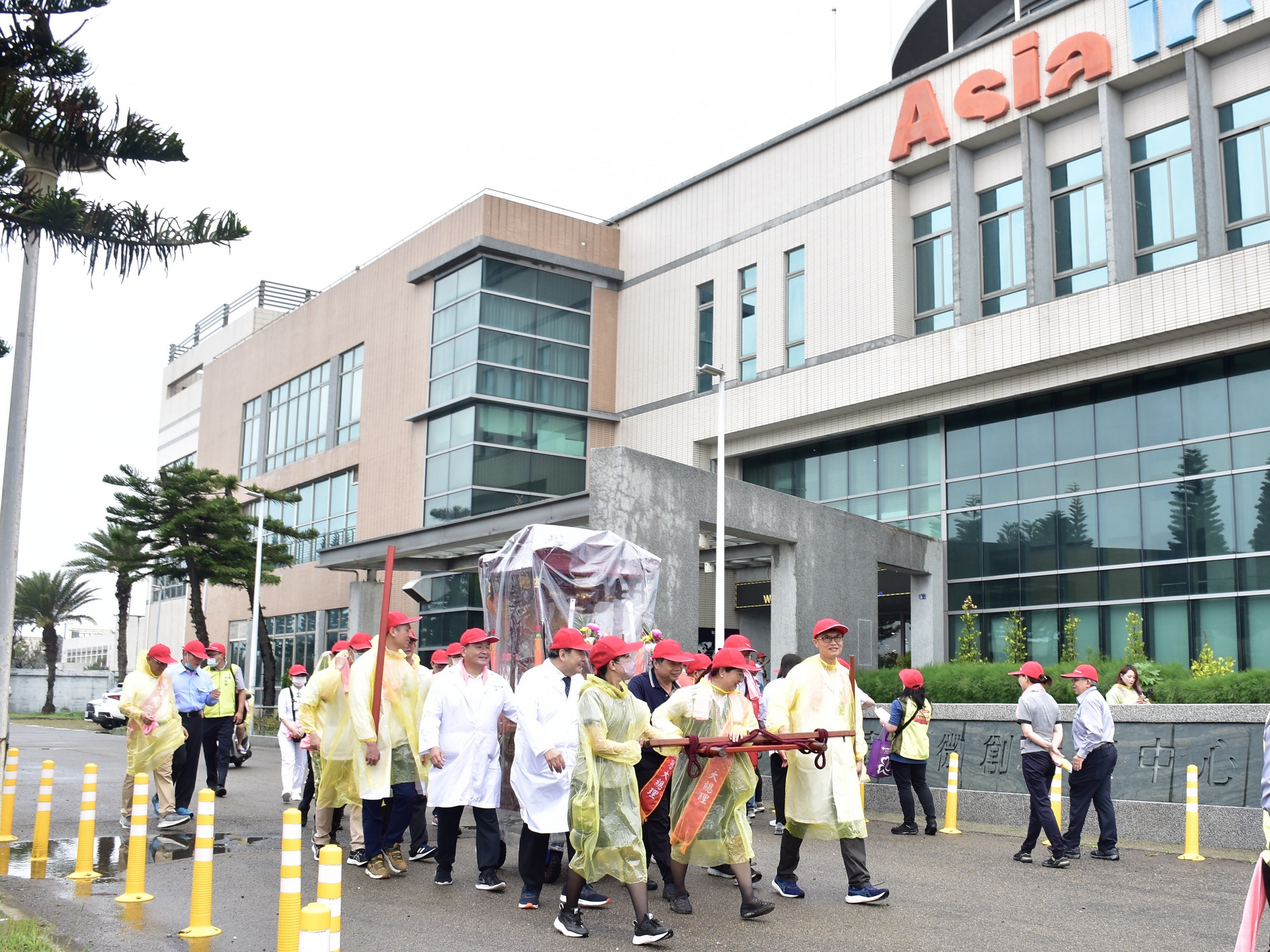 彰濱秀傳醫院舉行媽祖回鑾進香活動　白袍醫師抬轎吸睛 - https://www.watchmedia01.com