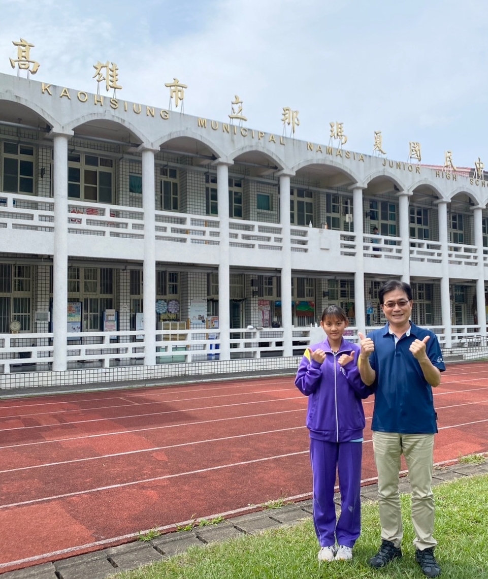 那瑪夏國中盧佳怡(農業職群觀賞植物栽培主題)與校長楊振明。
