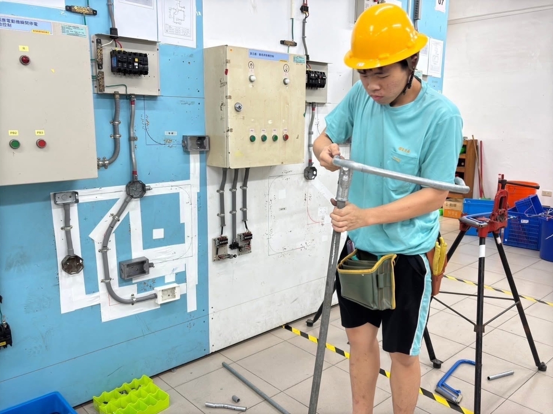 青年國中胡平成(電機電子職群基本室內配線主題)(左)、校長陳正憲(右)恭喜胡平成同學榮獲第一名。