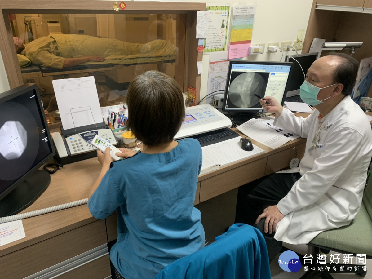 執行腎結石患者體外震波碎石術。