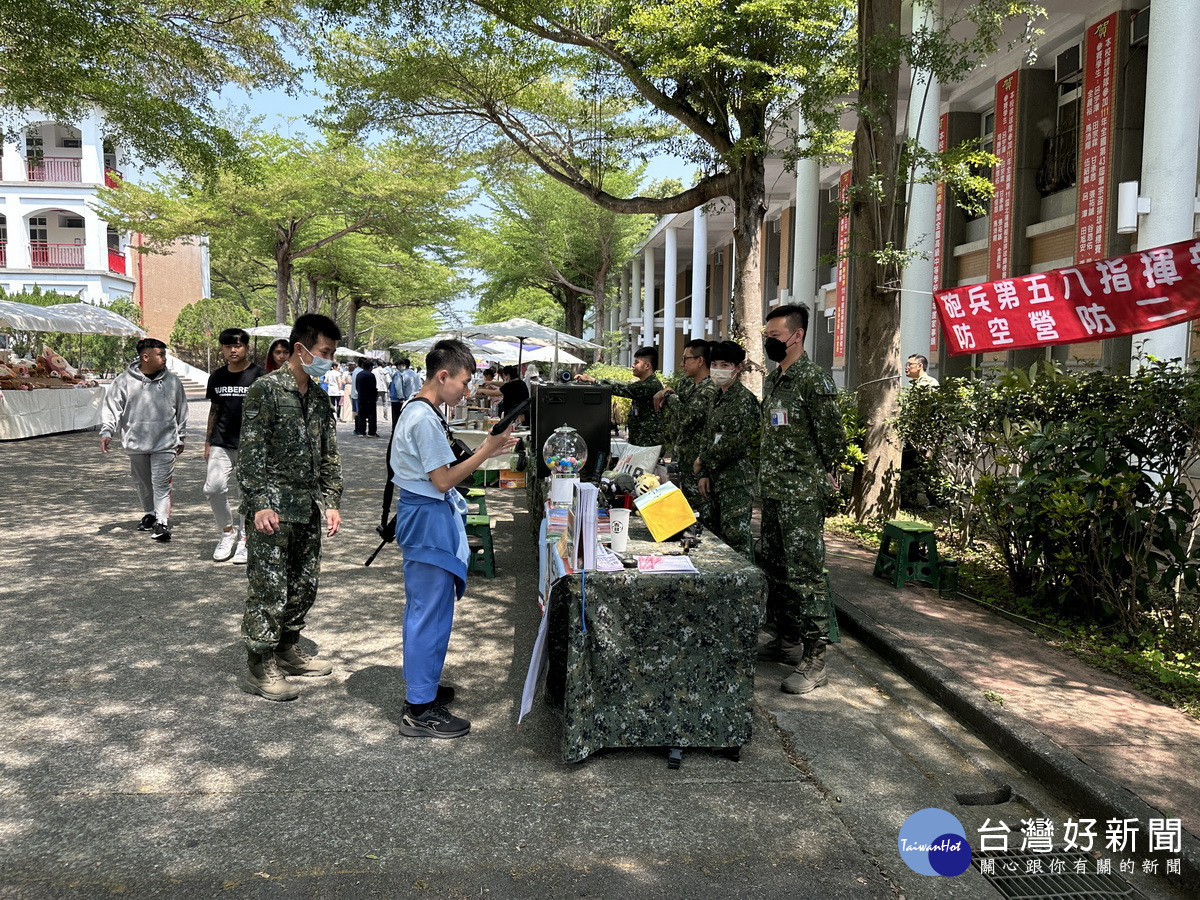 防空營防二連也來宣導。(記者扶小萍攝)