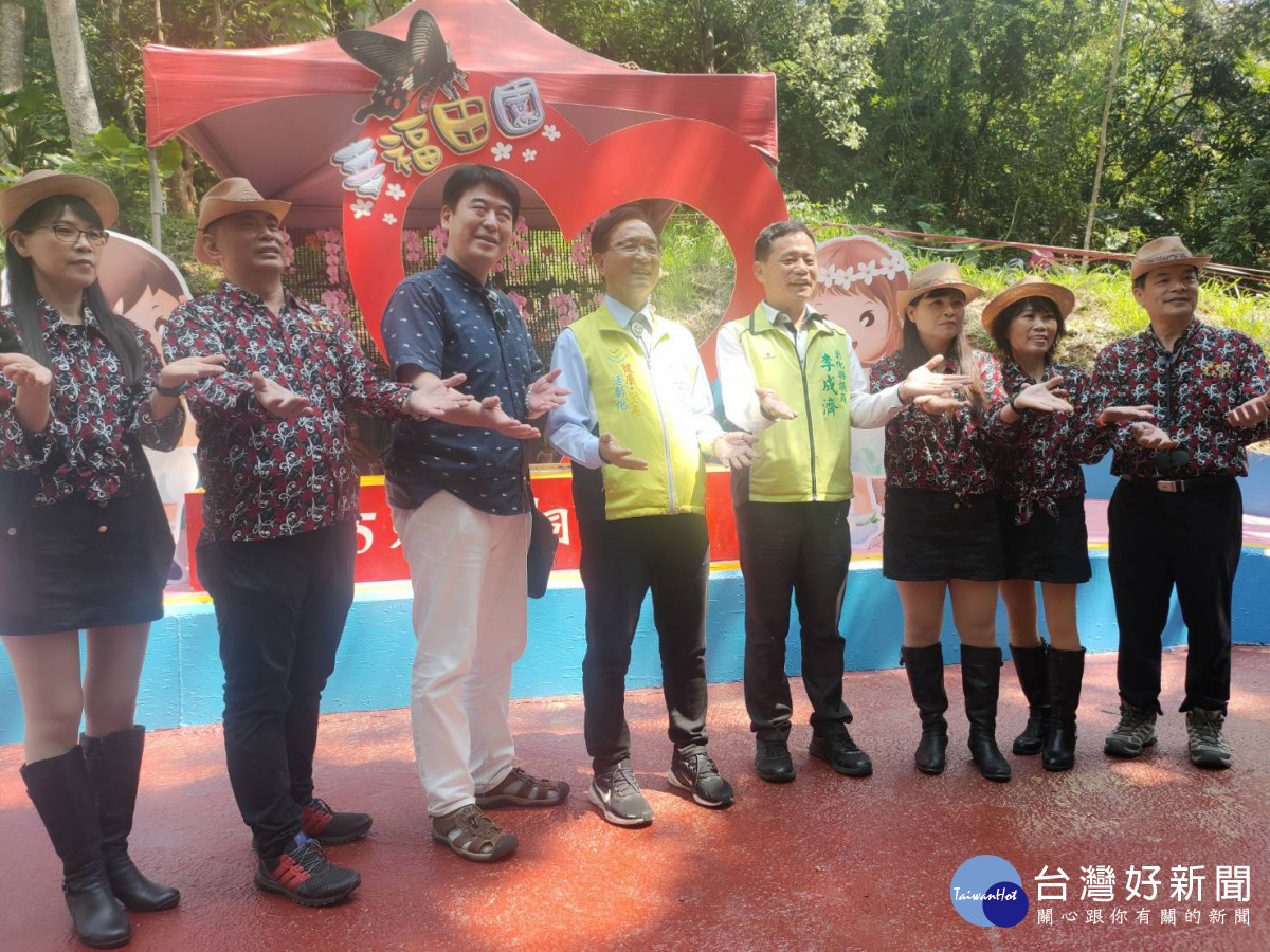 多年前曾替台灣創作一首《台灣鳳梨之歌》的日籍作曲家澤口和彥,11日也出席在福田賞桐生態園區為桐花祭活動加油打氣。圖/記者鄧富珍攝