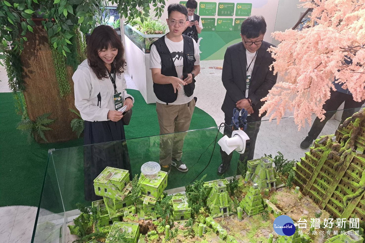 桃市府青年局長侯佳齡參觀螞蟻生態模式。<br /><br /> 
