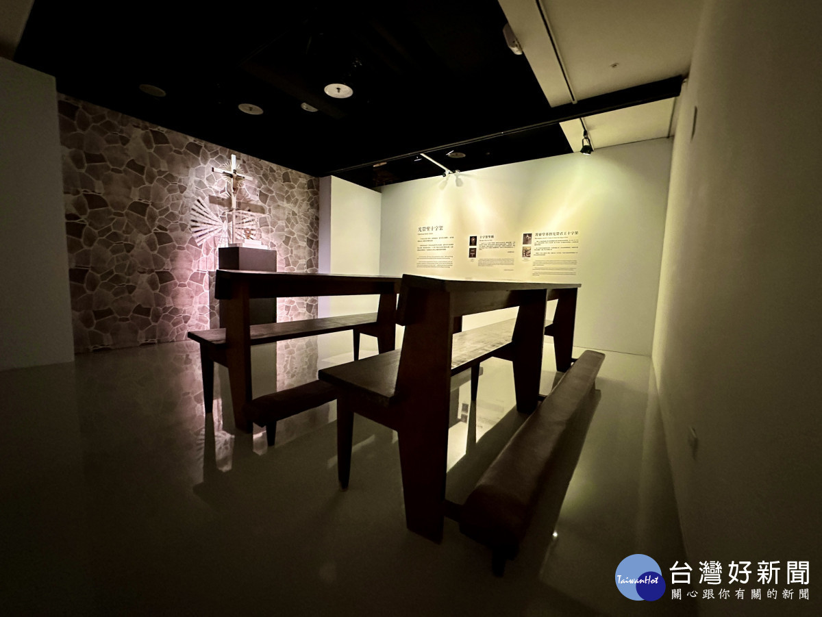 展出聖髑、菁寮堂基督光榮君王十字架與教堂內擺設的長椅