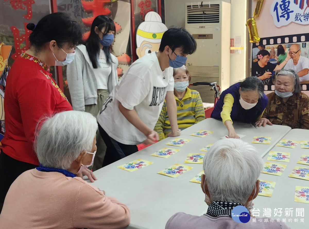 新竹榮家長輩與清大學生以牌卡進行記憶大考驗活動。