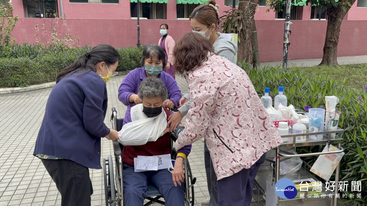 危機時刻顯專業 榮家護理團隊組臨時急救站守護生命