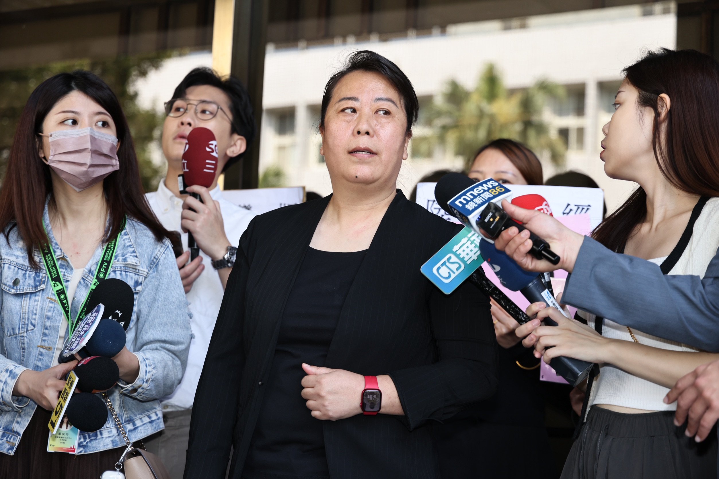 南投縣前議員史雪燕上午到台北地院提告向內政部長劉世芳、陸委會主委邱垂正等人連帶求償100萬元。林啟弘攝