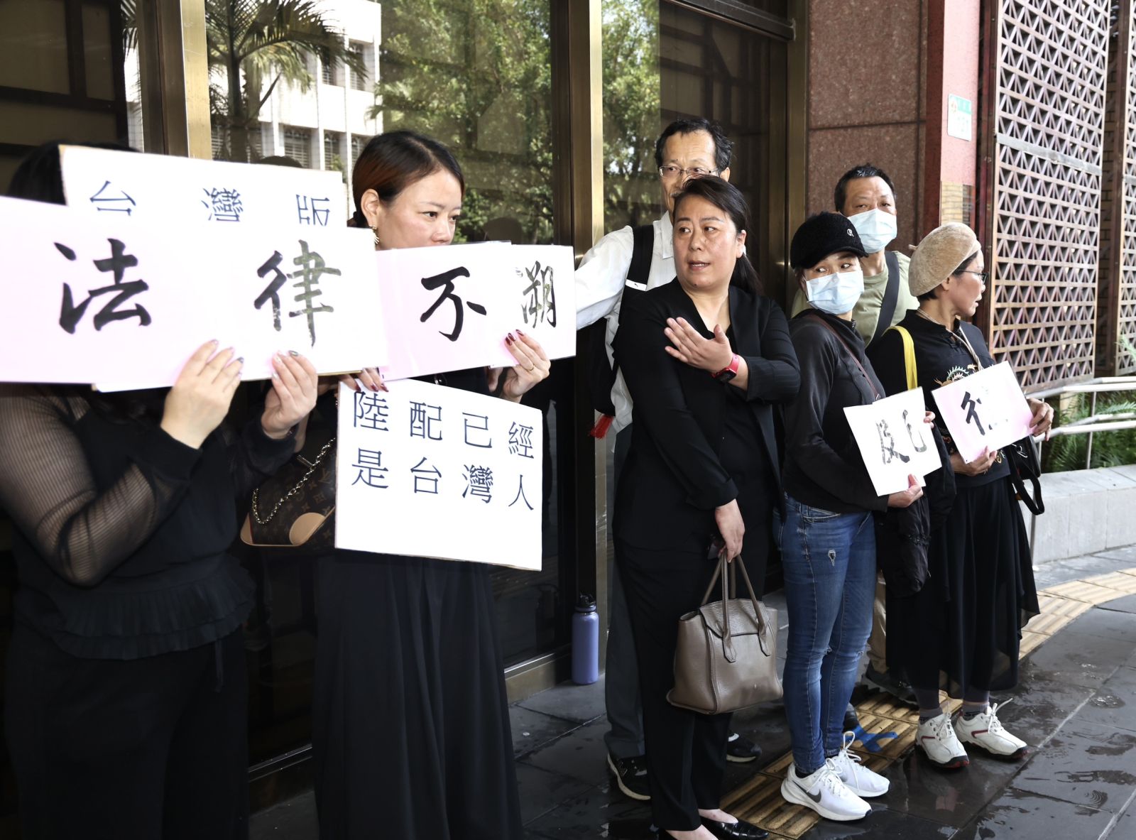 史雪燕上午在律師李震華陪同下到台北地院提民事訴訟。林啟弘攝