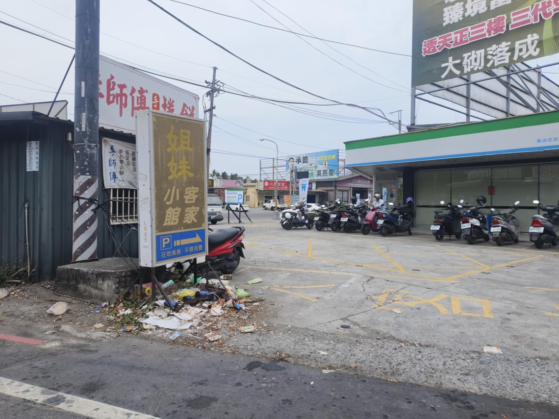長治交流道 一家歇業的店家垃圾不知道哪裡來