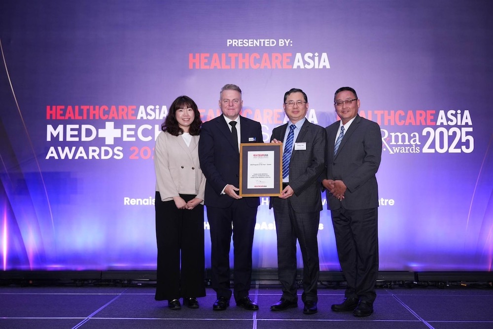 嘉義長庚醫院榮獲國際醫療獎項Healthcare Asia Awards/ESG Program年度永續計畫獎，蕭政廷副院長（右二）代表醫院出席受獎。（圖/長庚醫院提供）