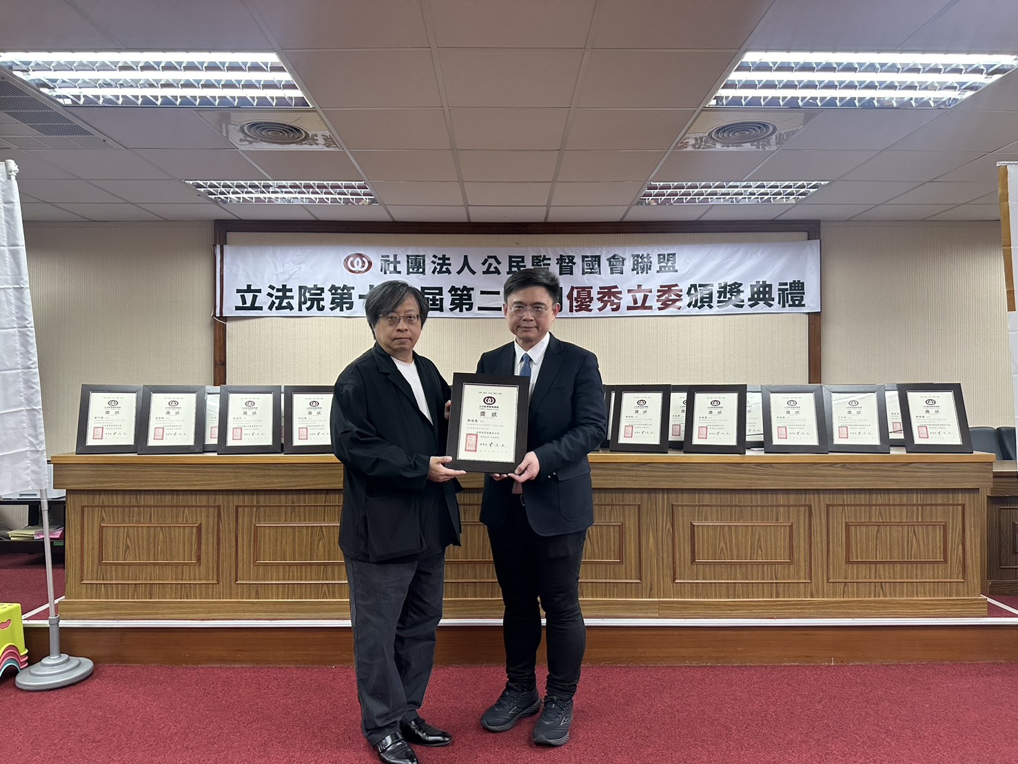 賴瑞隆連續18會期獲選優秀立委 爭取6000億建設為高雄創新局
