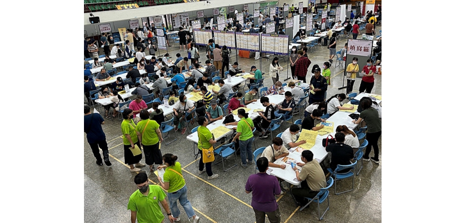 高雄市政府勞工局12日上午於龍華國中聯合徵才 33廠商徵求逾千職缺