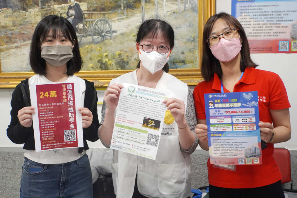 ▲大葉大學護理系蔣宗盈同學(左)選擇到台北醫學大學附設醫院最後一哩實習，獲醫院留任。（記者林明佑翻攝）