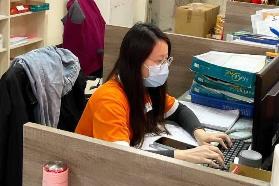 ▲小寧認真學習新技能並融入新的工作環境。（記者林明佑翻攝）