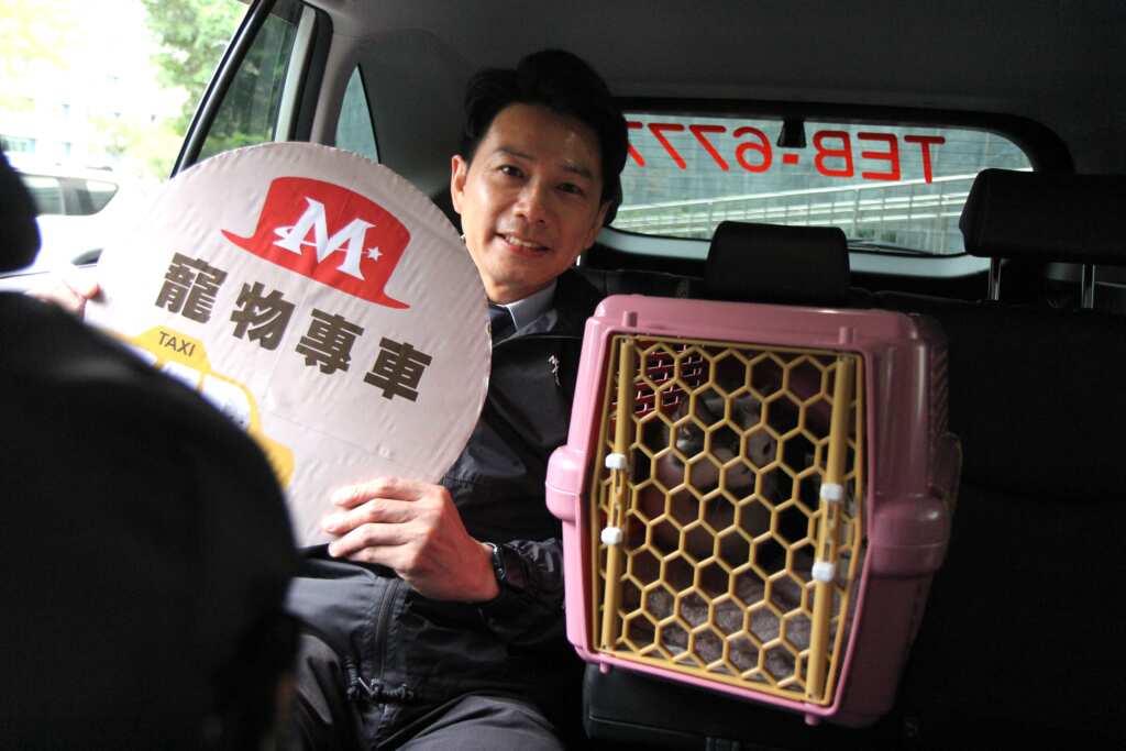 提醒飼主，攜帶寵物搭乘計程車時，要裝籠以維護車輛衛生與行車安全