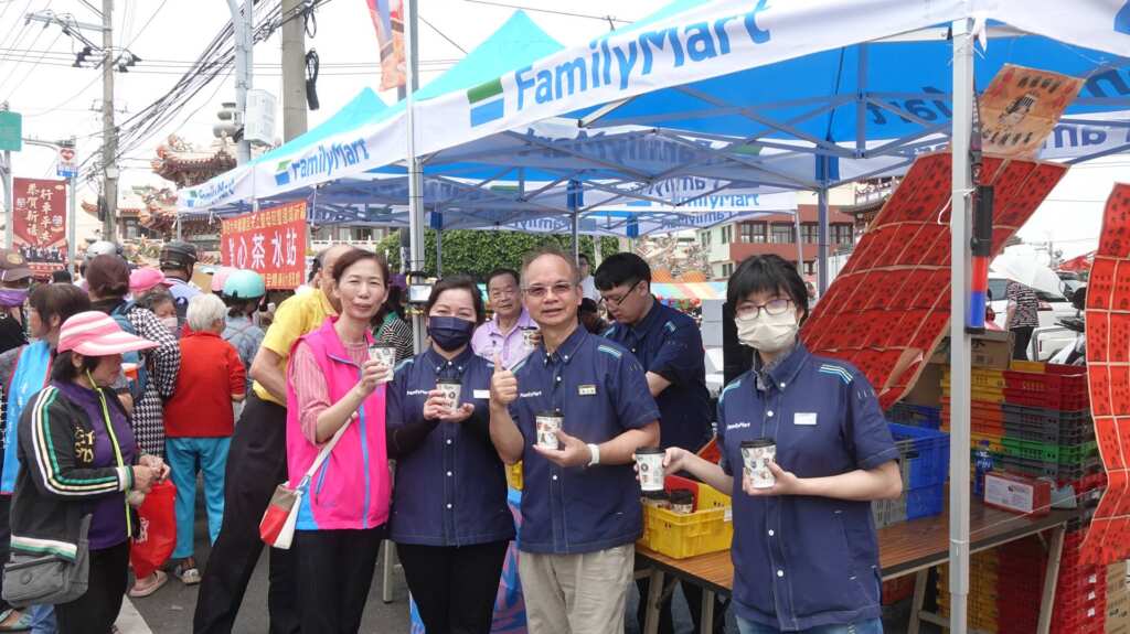 ▲全家白沙坑店店長謝忠儒夫妻帶領全店同仁一同發送咖啡給香燈腳飲用。（記者林明佑攝）