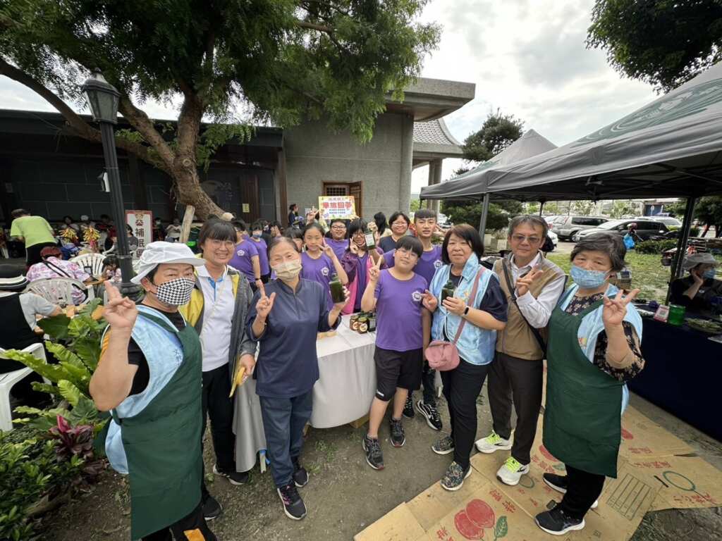 ▲福德國小卓鴻賓校長、翁雅惠主任帶領學生，推廣手做環保洗碗精，期學生能畢旅圓夢。（頂新和德文教基金會提供）