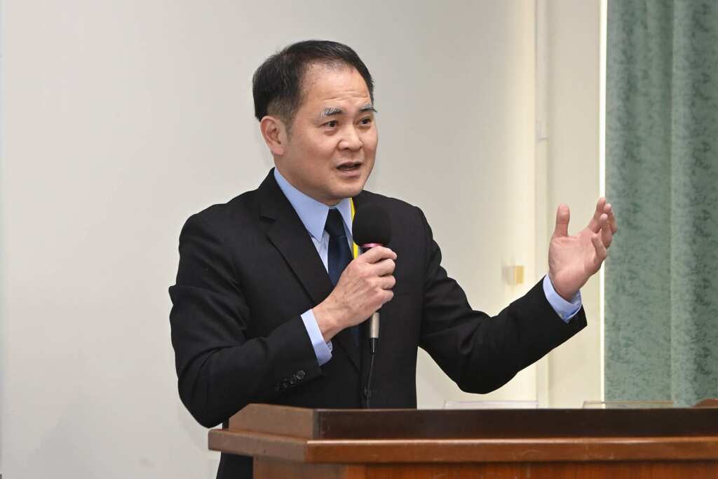 ▲機械工業公會理事長莊大立進行簡報指出，對美貿易逆差是大家都知道，可是機械產業進口了非常多的半導體設備，對美貿易是順差的，他輸美卻被課重稅就是不公平的競爭。（記者張玉泰攝）